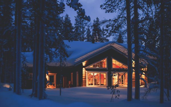 En oppvarmet hytte med mye snø utenfor